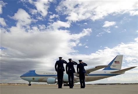 美国新总统特朗普第一次乘空军一号 赞：好飞机_军事航空_资讯_航空圈