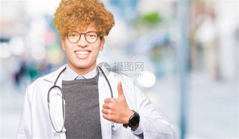 英俊的年轻医生在医高清图片下载-正版图片506540326-摄图网