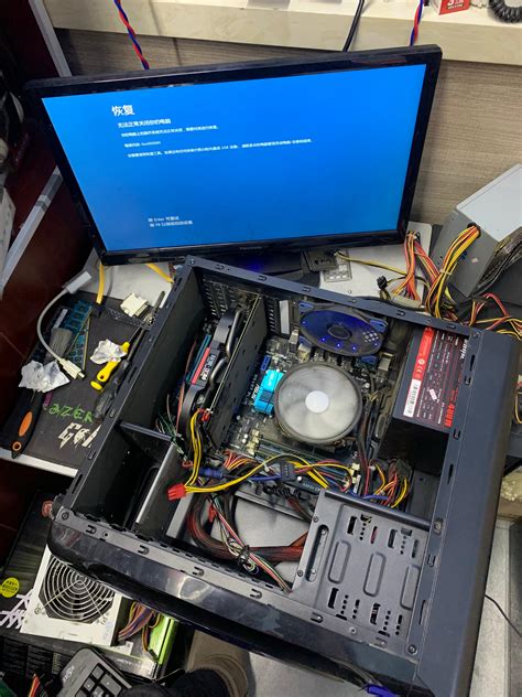 年轻的技术人员手里拿着修理电脑的螺丝刀计算机硬件服务升级和高清图片下载-正版图片506042751-摄图网
