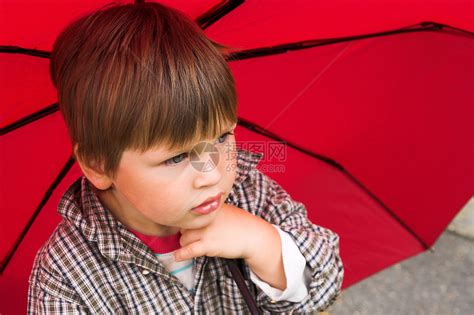 拿着伞的小男孩高清图片下载-正版图片321319962-摄图网
