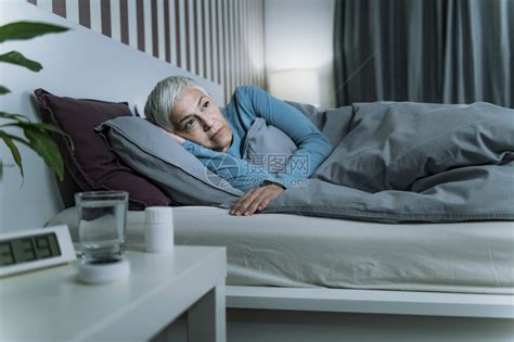焦虑的老年妇女失眠躺在床上深夜睡不着高清图片下载-正版图片303672194-摄图网