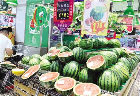 超市卖场购物西瓜瓜果摄影图配图高清摄影大图-千库网