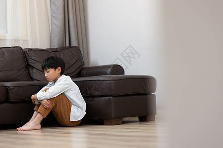 孤独的小男孩一个人在家等待高清图片下载-正版图片501724192-摄图网