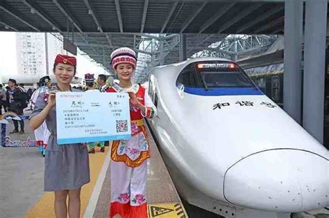 中老铁路首趟国际旅客列车发车，昆明至万象间当日通达——上海热线新闻频道