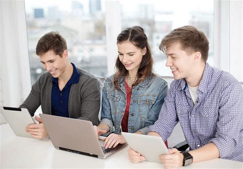 教育,技术,学校互联网的三个微笑的学生与笔记本电脑平板电脑学校高清图片下载-正版图片300822621-摄图网