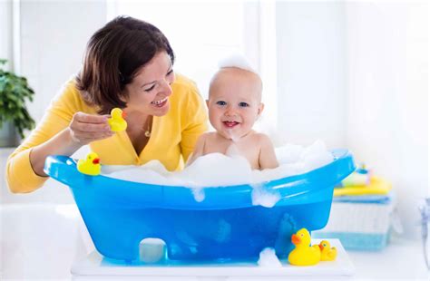 婴儿洗澡一天最佳时间（小婴儿多久洗一次澡才合适）-幼儿百科-魔术铺