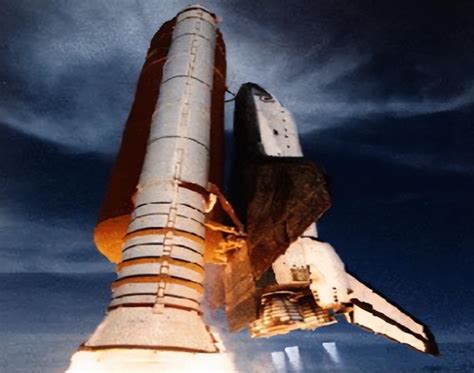 历史上的今天10月5日_1984年美国航天飞机“挑战者号”从肯尼迪航天中心发射上天，飞行八天后安全返回地面。机组人员达七人，其中有两名女性。