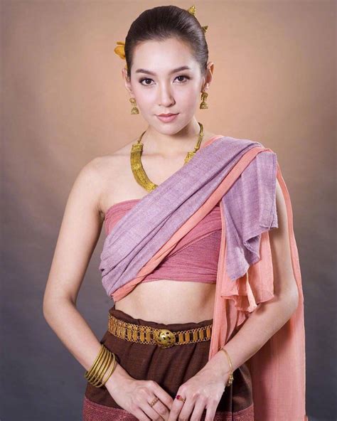 上月超火的一部泰剧《天生一对》女主Bella身穿多款泰国传统服饰