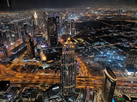 摄影师登世界最高楼哈利法塔 拍迪拜壮观全景_频道_凤凰网