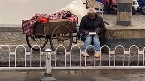 卖鸡蛋的73岁大爷坐在街头不揽生意，专心读书_凤凰网视频_凤凰网