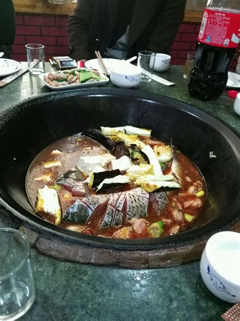 北京密云水库吃鱼一条街，铁锅炖鱼就得到忠鹏山庄，味道绝美