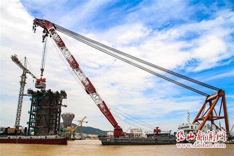 湖北襄阳：中泰铁路造桥机全部完成制造-人民图片网