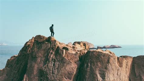 站在海边悬崖上的男人摄影jpg格式图片下载_熊猫办公