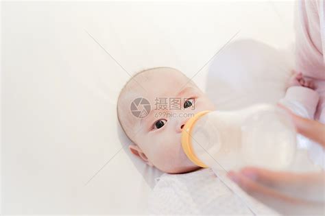 妈妈给宝宝用奶瓶喂奶高清图片下载-正版图片501655646-摄图网