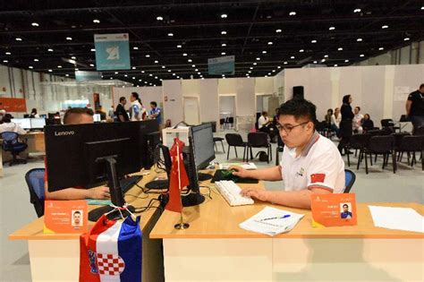 中国选手杜润参加第44届世界技能大赛商务软件解决方案项目比赛