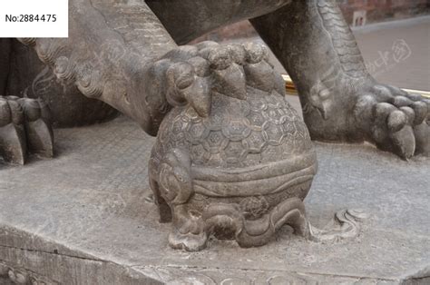 脚踩绣球的狮子石雕正面高清图片下载_红动中国