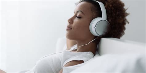 Listening to Music While Sleeping with Headphones [A Guide]
