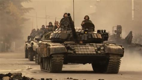 俄军遭伏击伤亡惨重，数辆装甲车被击毁，场面交火十分激烈_腾讯视频