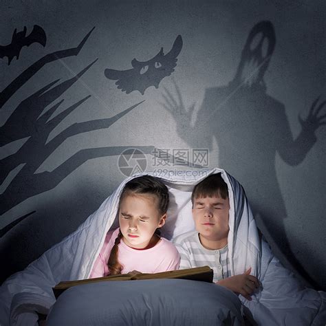 孩子们的噩梦孩子们坐床上,床上铺着书高清图片下载-正版图片300309146-摄图网