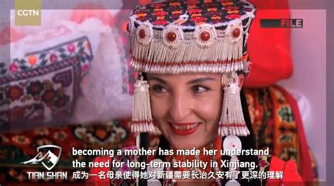 新疆反恐纪录片第三集播出 关注暴恐亲历者和受害者_图片_中国小康网