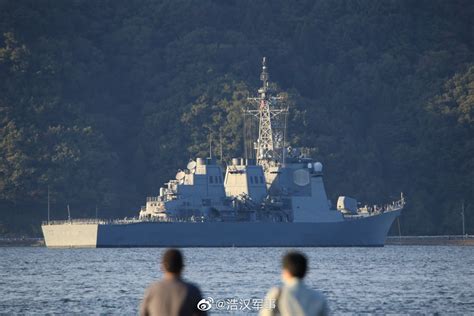 日本海上自卫队舞鹤基地停泊的宙斯盾驱逐舰雾岛号与隼鹰号导弹艇__财经头条