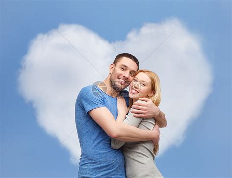 爱家庭观念微笑的夫妇拥抱高清图片下载-正版图片300822214-摄图网