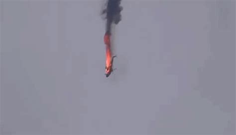 叙利亚一架直升机被击落 中弹起火坠毁瞬间曝光