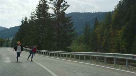 徒步旅行者在绿色的风景中奔跑在山路上快乐的背包客享受旅行视频特效素材-千库网