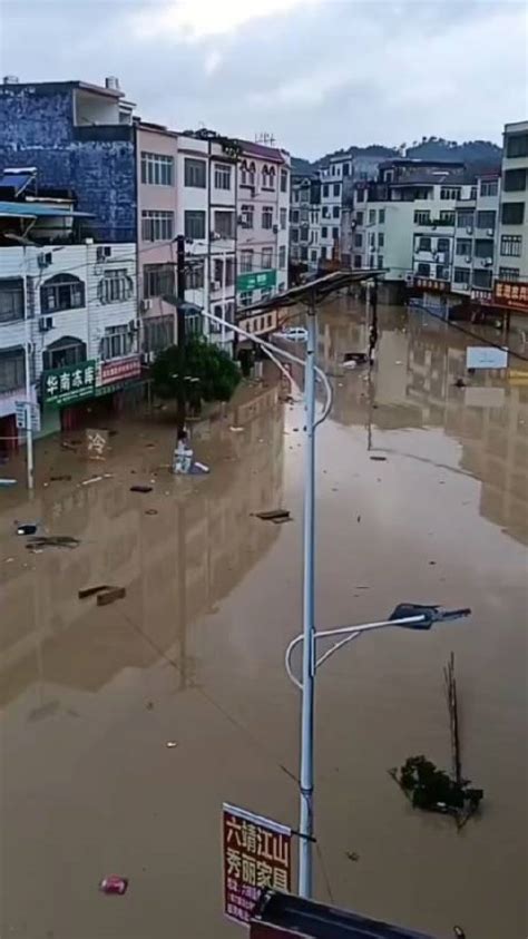 6月26日，广西北流市六靖镇暴雨引发洪涝灾害，镇上内涝严重|暴雨|内涝|洪涝灾害_新浪新闻