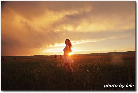 迎着阳光奔跑的图片,迎着早晨阳光的图片,奔跑正能量励志图片_大山谷图库