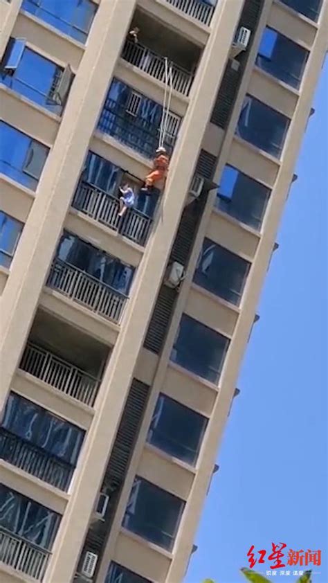 女子坐17楼窗台护栏欲跳楼 消防员从18楼跃下将其解救_手机新浪网