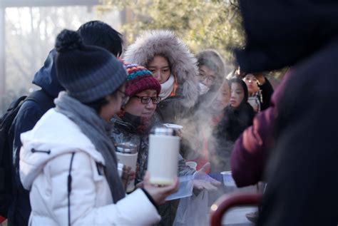 北京雍和宫舍腊八粥 上千市民排长队 - 西藏在线