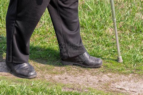 穿着旧的刮伤鞋在泥土路上行走的男人高清图片下载-正版图片502679140-摄图网