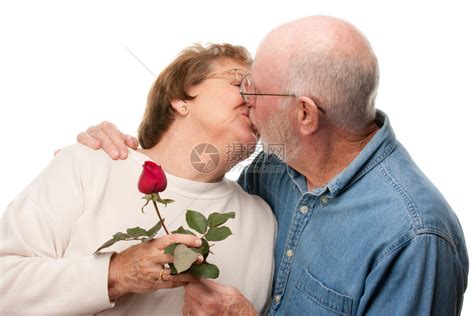拿着玫瑰花接吻的幸福情侣高清图片下载-正版图片303641648-摄图网