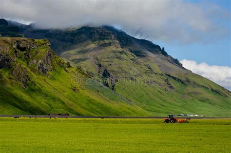 阳光照耀下的火山岩山脊，冰岛埃亚菲亚德拉冰盖 (© Erlend Haarberg/Minden Pictures)