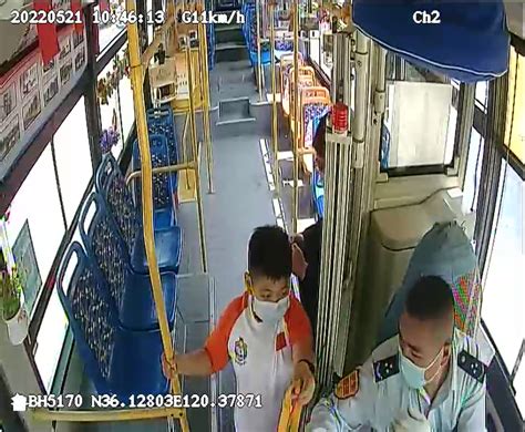 男孩坐错公交车，热心司机接力护送助其回家-半岛网
