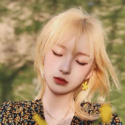 黄头发女生头像温柔