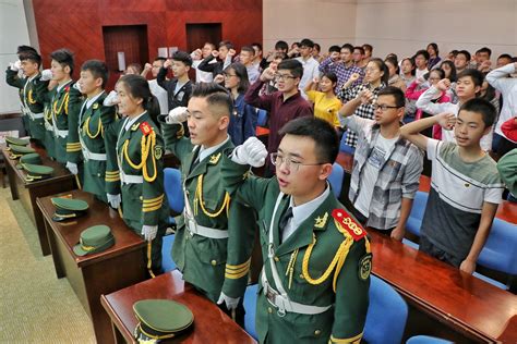 学校举行升旗仪式庆祝中华人民共和国成立六十九周年