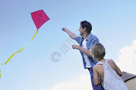 玩风筝的父子高清图片下载-正版图片501500976-摄图网