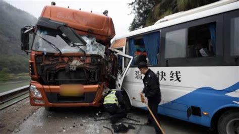 上海宝山中学两辆春游大巴出车祸 多人受伤(图)-搜狐新闻