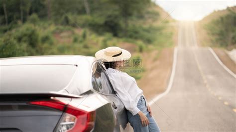 一对夫妇驾车通过农村高清图片下载-正版图片501888603-摄图网