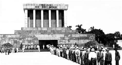 历史上的今天9月2日_1945年越南独立同盟会主席胡志明在河内巴亭广场发表《独立宣言》，宣告成立越南民主共和国。