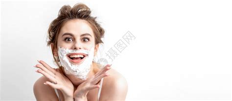 美丽的年轻caucasian女人用剃刀刮脸的白色背景高清图片下载-正版图片506639916-摄图网