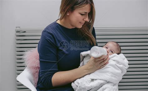 母亲给新生女婴喂奶粉高清图片下载-正版图片303405236-摄图网