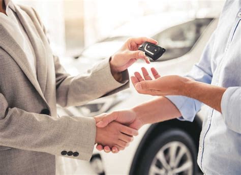 汽车销售图片-汽车经销商与顾客握手交付车钥匙素材-高清图片-摄影照片-寻图免费打包下载