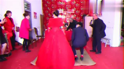 福建土豪婚礼：新娘挂满金镯 豪车排长龙-新闻中心-温州网