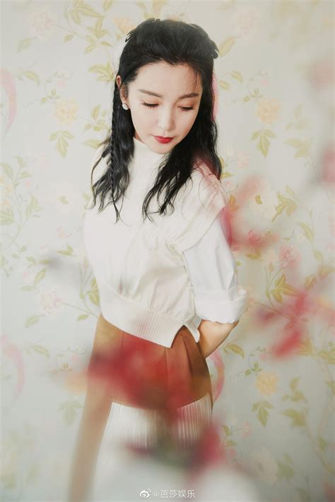 米色衬衣温柔女生头像