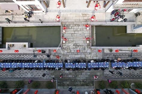 浙江湖州：百米长桌宴 欢乐庆新年-人民图片网