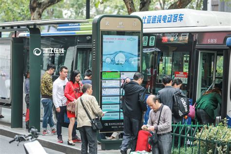 杭州安装智能公交电子导乘牌 能查路线还能充值_图片_平安杭州网