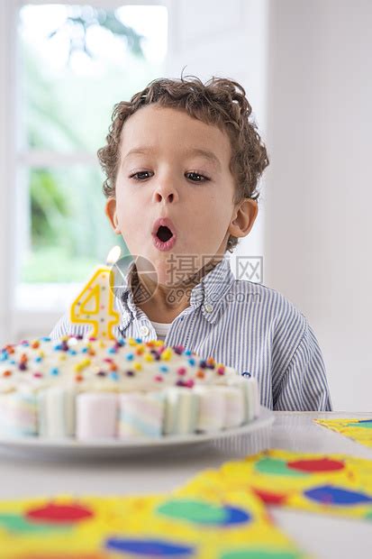 男孩吹灭生日蛋糕上的蜡烛高清图片下载-正版图片501884977-摄图网